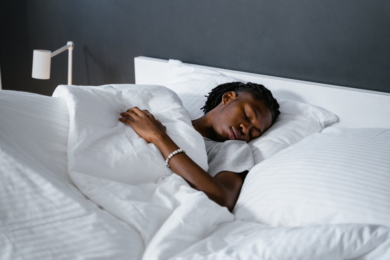 Étude scientifique sur le sommeil : homme endormi