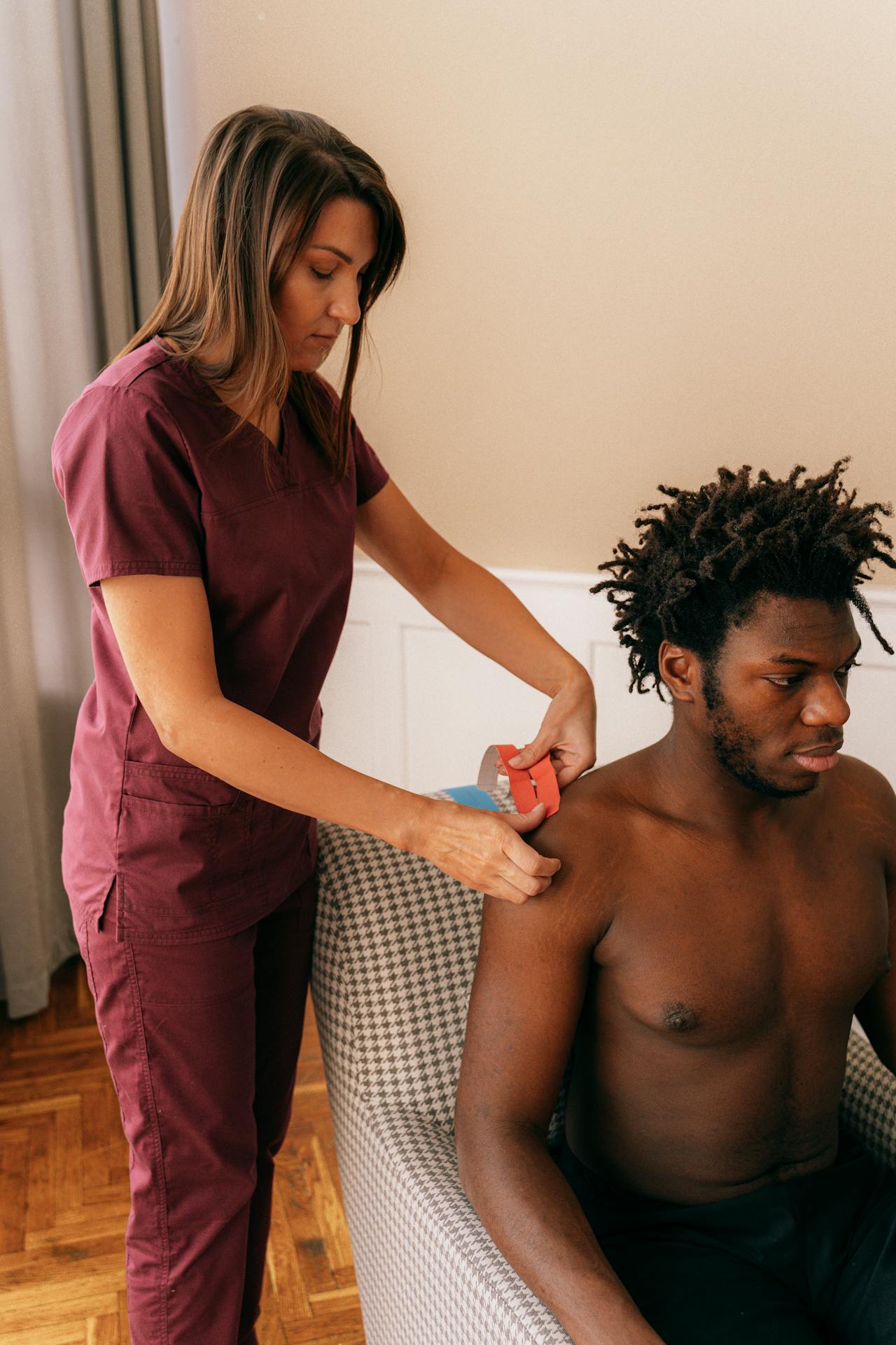 Massage et compression pour soulager la douleur naturellement