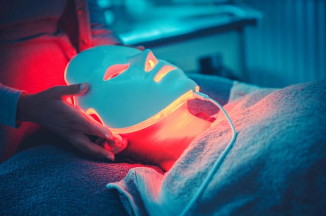 Rétinol + luminothérapie : la routine anti-âge validée par les dermatos