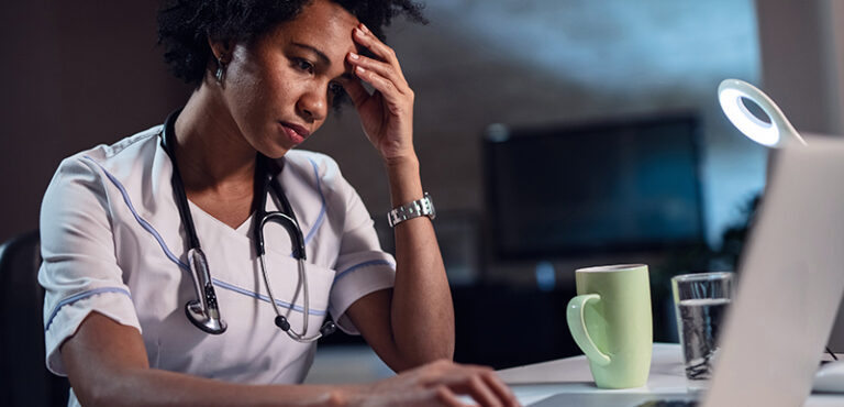 Utiliser la luminothérapie pour limiter la fatigue et les risques liés au travail nocturne